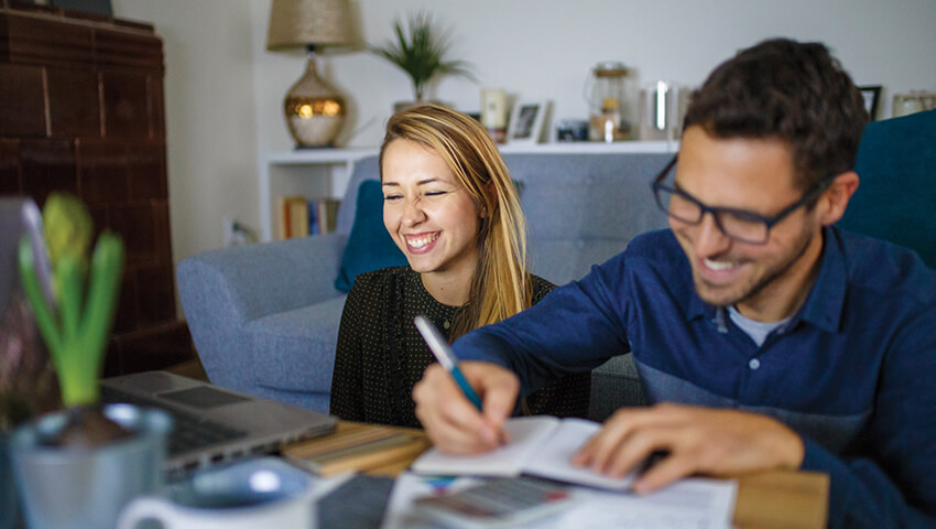 FirstTimeBuilders CoupleDoingPaperwork